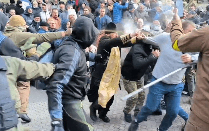 Grupet rivale ortodokse përleshen në katedralen e Ukrainës