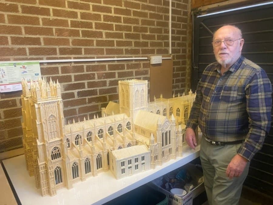 Burri ndërton modelin e katedrales duke përdorur 80,000 shkrepëse