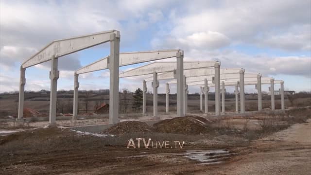 Fabrika e drurit në Skenderaj në pritje të makinerive, larg përfundimit