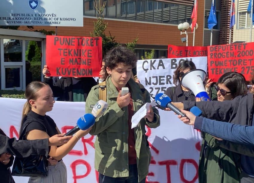 Protestohet para Kuvendit në mbështetje për punëtoret teknike që janë në grevë