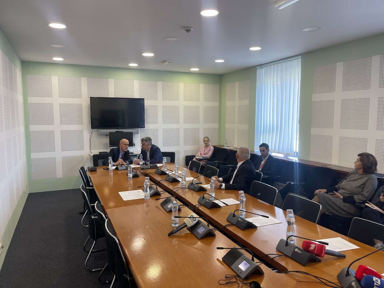 Dështon mbledhja e Komisionit Hetimor për tekstet shkollore, s’marrin pjesë deputetët e VV-së