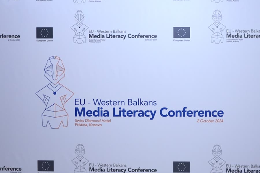 ​BE në Kosovë mban konferencë për edukimin mediatik, diskutohet për rolin e gazetarisë konstruktive