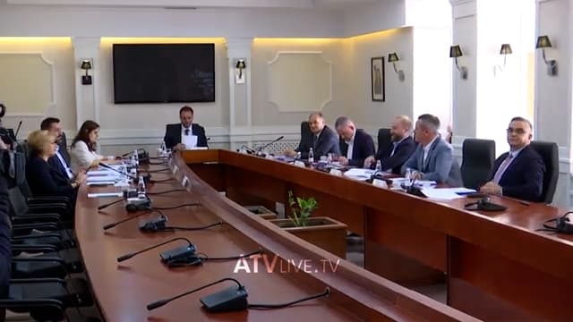 Pushteti e opozita pajtohen për qëndrim në sallë, por jo edhe për votim