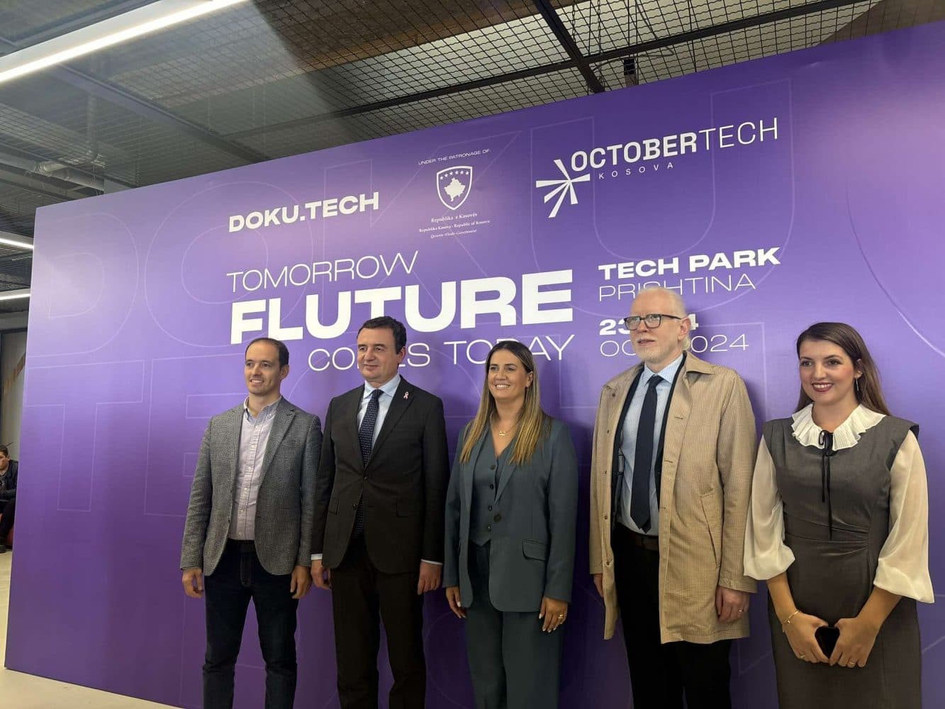 Kurti e viziton DOKUTECh, mbi 900 të ftuar diskutojnë për inovacionet teknologjike
