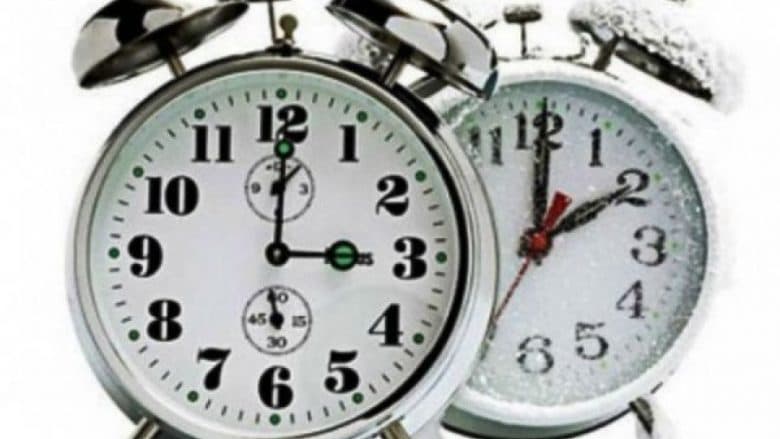 Ndryshimi i orës, nesër akrepat do të kthehen 60 minuta pas