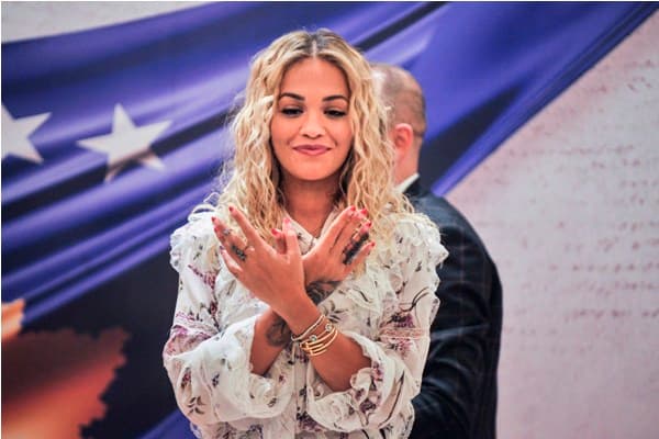 Rita Ora uron shqip për 28 nëntorin