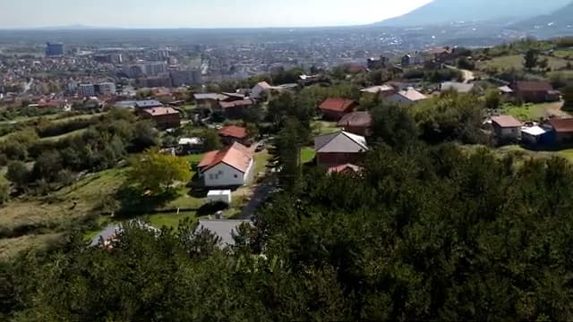 Pronarët e 35 shtëpive në Pejë në hall me pronat