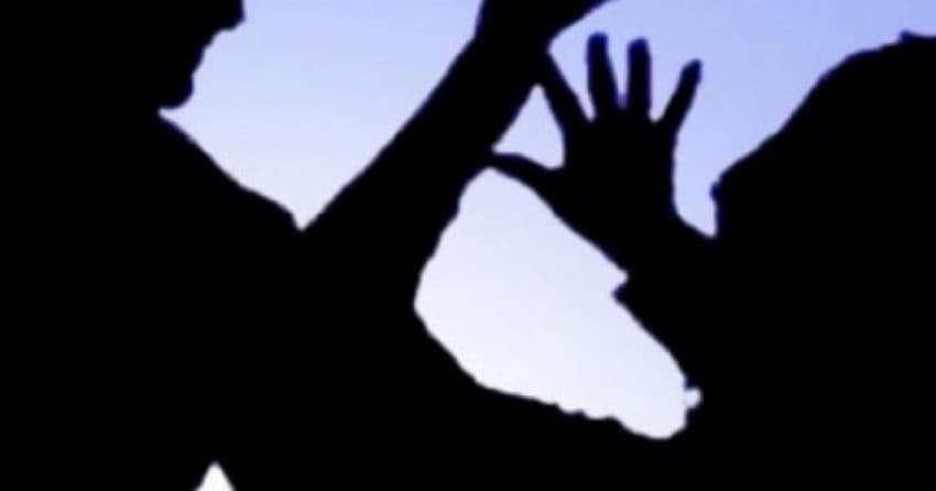 Arrestohet një vajzë në Fushë-Kosovë, e sulmoi fizikisht nënën e saj