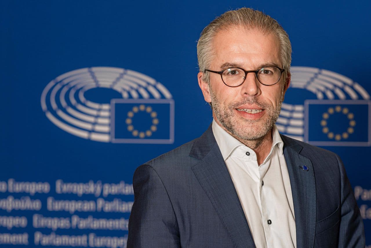 Eurodeputeti holandez: BE duhet të jetë më e ashpër ndaj Serbisë, situata në Kosovë të mos destabilizohet