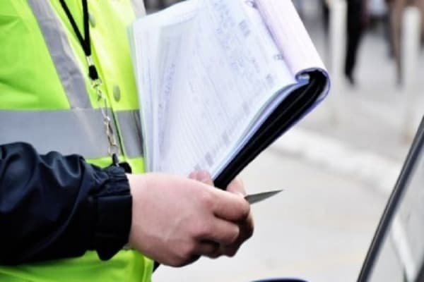 ​Sulmohen tre policë gjatë shqiptimit të gjobës
