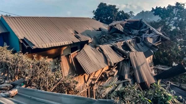 ​Të paktën 10 të vdekur pas shpërthimit të vullkanit në ishullin indonezian të Flores