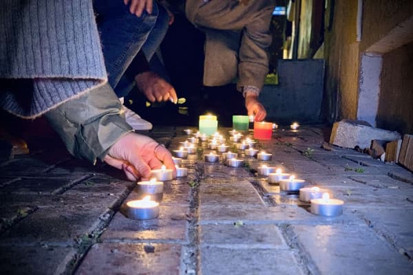 ​Ndizen qirinj në nderim të Astrit Deharit