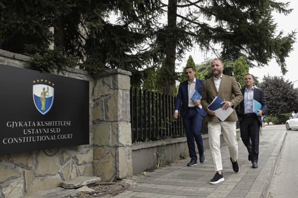 ​PDK dërgon në Kushtetuese ligjin për zyrtarët publikë