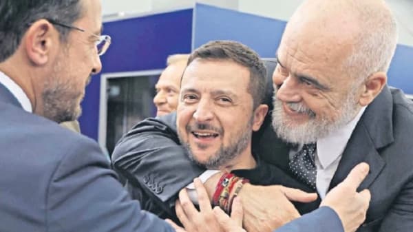 ​Rama dhe Zelensky, përqafimi i dy liderëve që “vodhi” vëmendjen e mediave