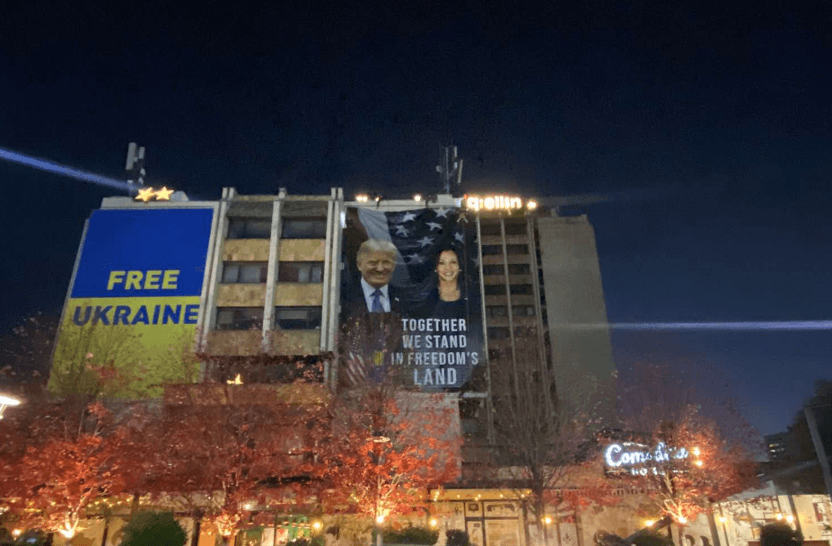 Vendoset një poster në qendër të Prishtinës me fotografitë e Trump dhe Harris