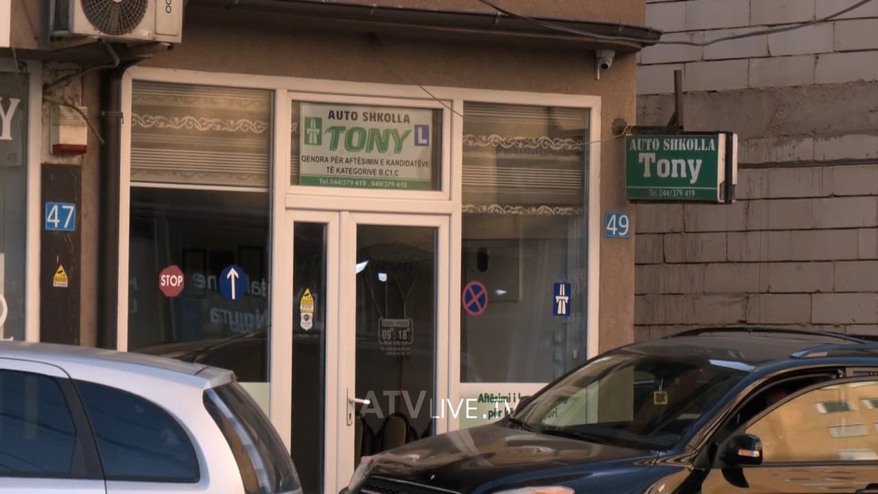 Dyshohet se pranuan ryshfet për paisje me patentë shofer, arrestohen nënë e bir