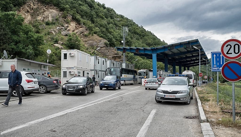 Tenton të jap ryshfet në pikën kufitare, arrestohet