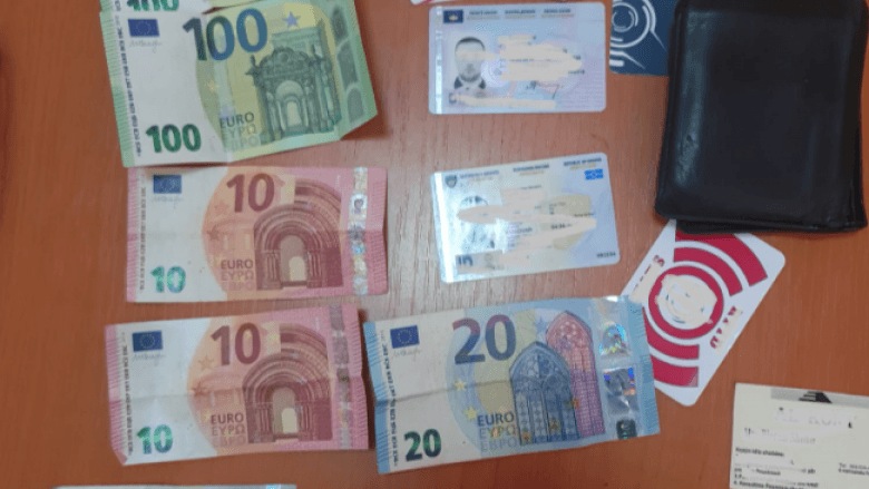 Qytetari e gjen portofolin me 530 euro, e dorëzon në polici