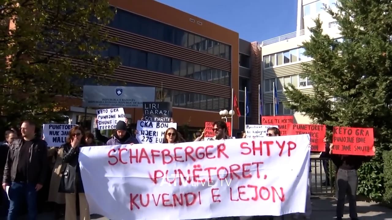 Protestë në mbështetje të punëtorëve teknike të Kuvendit