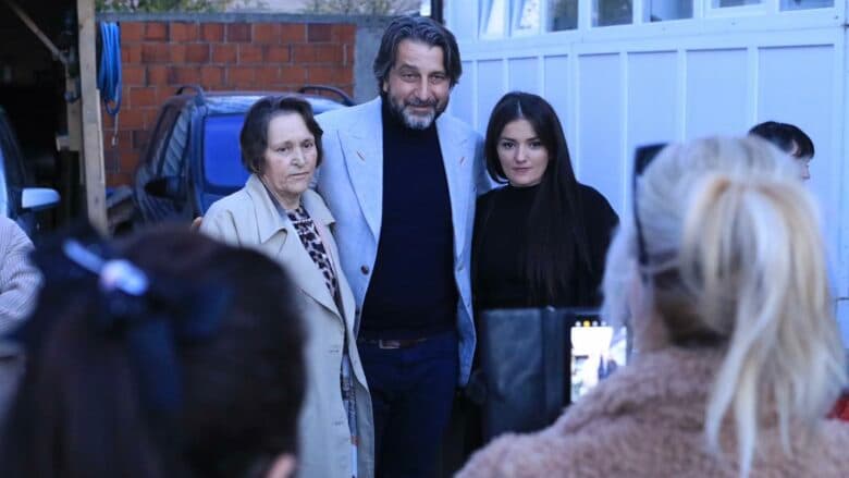 Rama viziton dy familje strehuese: Çdo fëmijë meriton një shtëpi të ngrohtë