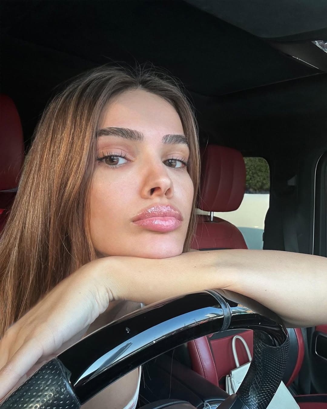 Arbenita Ismajli tregon luksin nga Dubai, çantë dhe vetura marramendëse