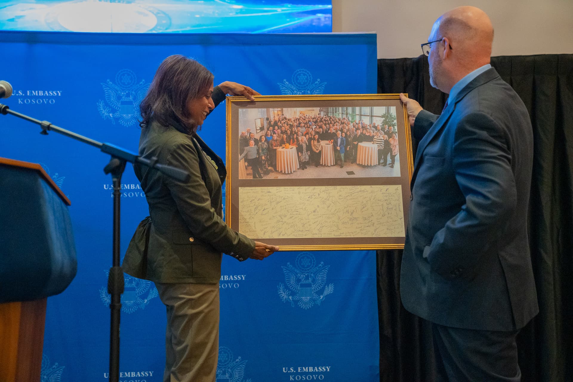 Komuniteti i Ambasadës nderon Hovenierin për vizionin e tij për Kosovën