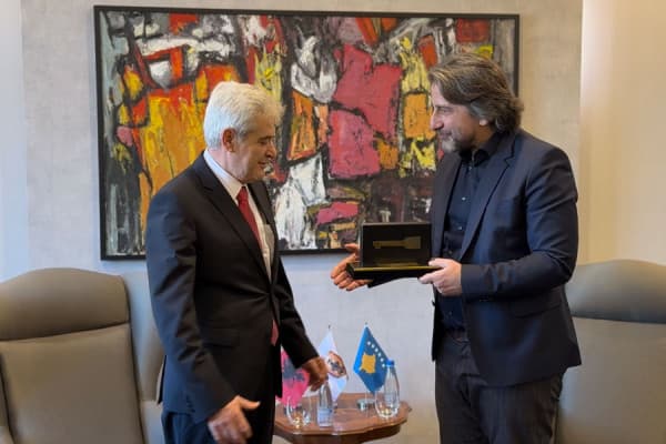 Rama i dhuron Ali Ahmetit “Çelësin e qytetit”