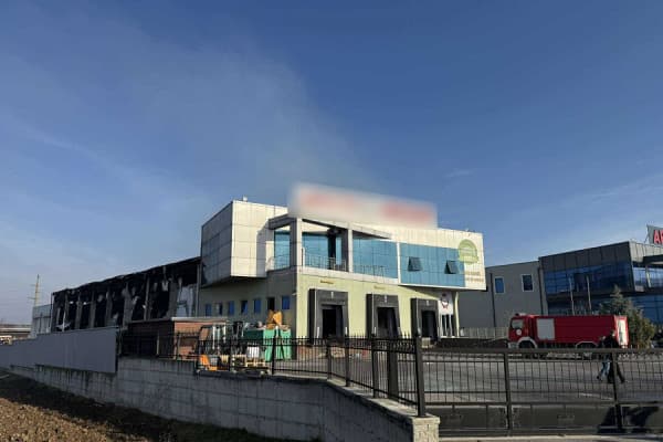 Zjarri në fabrikën e mishit, lëndohet një zjarrfikës
