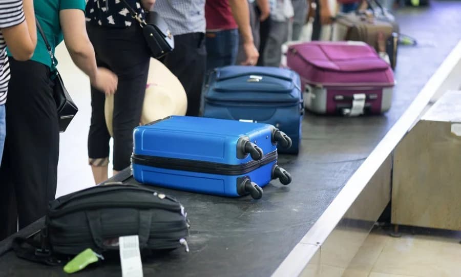 Pasagjerit në Aeroport ia gjetën nëntë boksa cigare pa banderolë