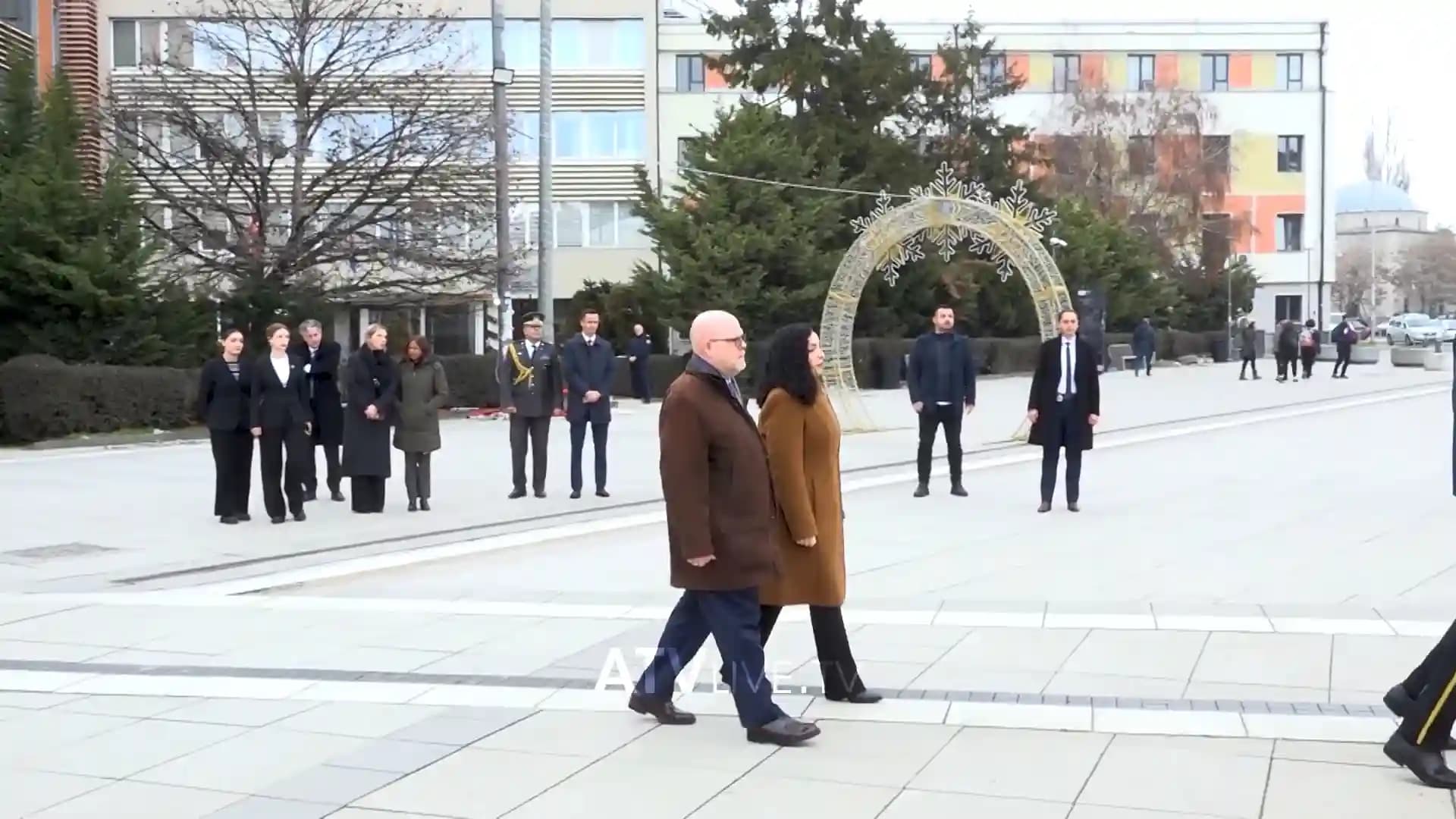 Hovenier përfundon misionin në Kosovë me homazhe para shtatores së Ibrahim Rugovës