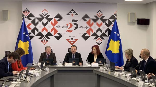 ​Qeveria merr vendim për ndarjen nga 100 euro për fëmijët dhe pensionmarrësit
