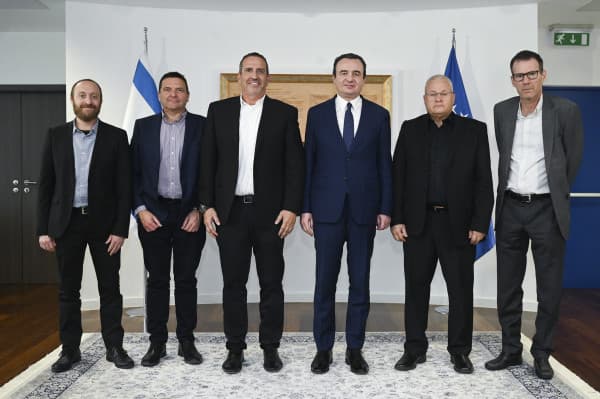 ​Mundësitë për investimet e huaja, Kurti takon delegacionin e bizneseve nga Izraeli