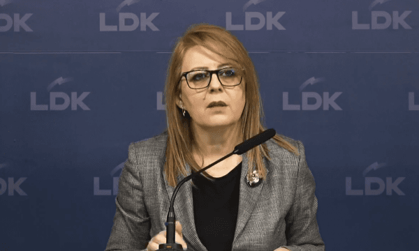 Bajrami thotë se qeveria po përpiqet të mashtrojë me numra, “qytetarët po marrin borxh për të mbijetuar”