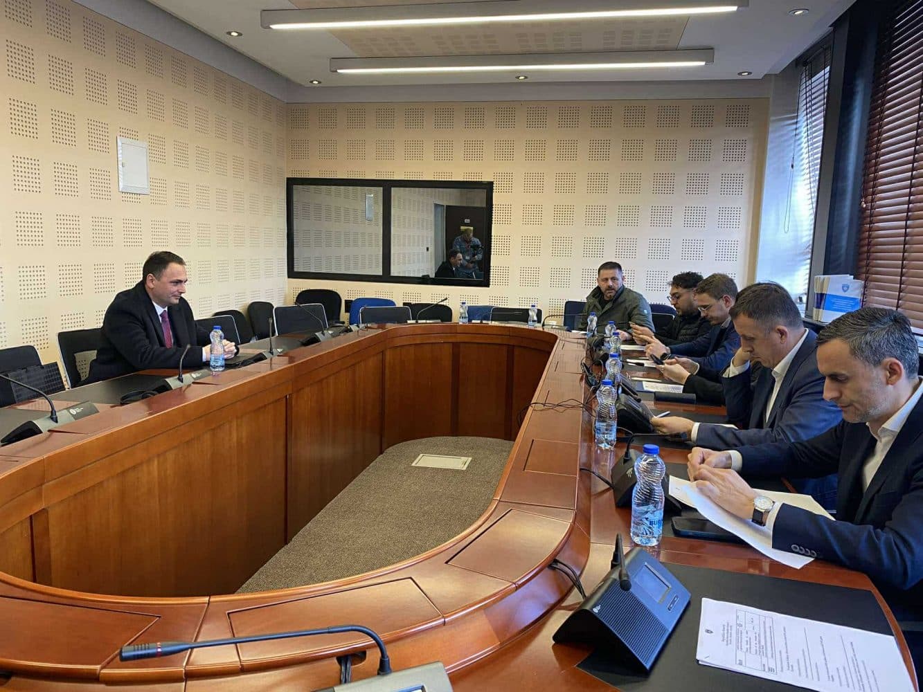 Drejtori i AKI-së raporton para komisionit parlamentar, mediat nuk lejohen gjatë mbledhjes