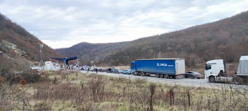 40 minuta po zgjasin pritjet për të hyrë në Kosovë nëpërmjet Dheut të Bardhë