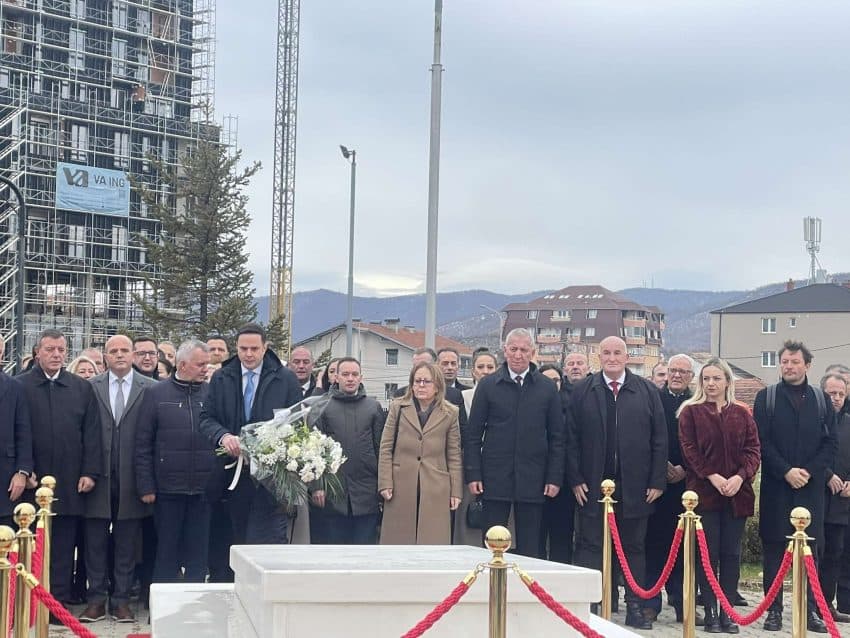 35 vjetori i themelimit të LDK-së, Abdixhiku me bashkëpartiakë nderojnë Rugovën