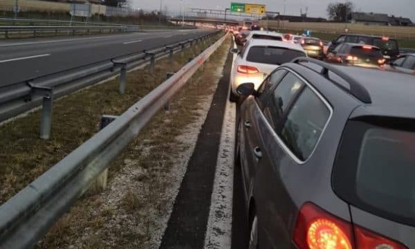 Mërgimtarët thonë se po presin deri në 10 orë në Serbi