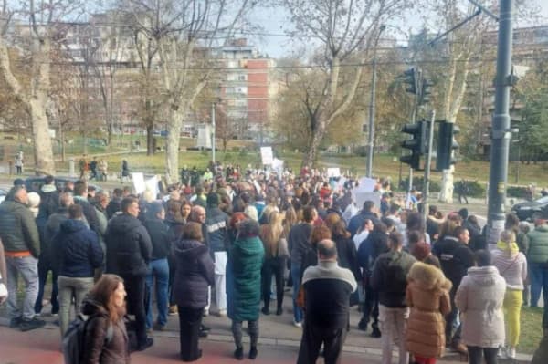 “Nëse edhe unë vdes si pasojë e korrupsionit, politizoni vdekjen time”, studentët në Serbi bllokuan edhe sot trafikun