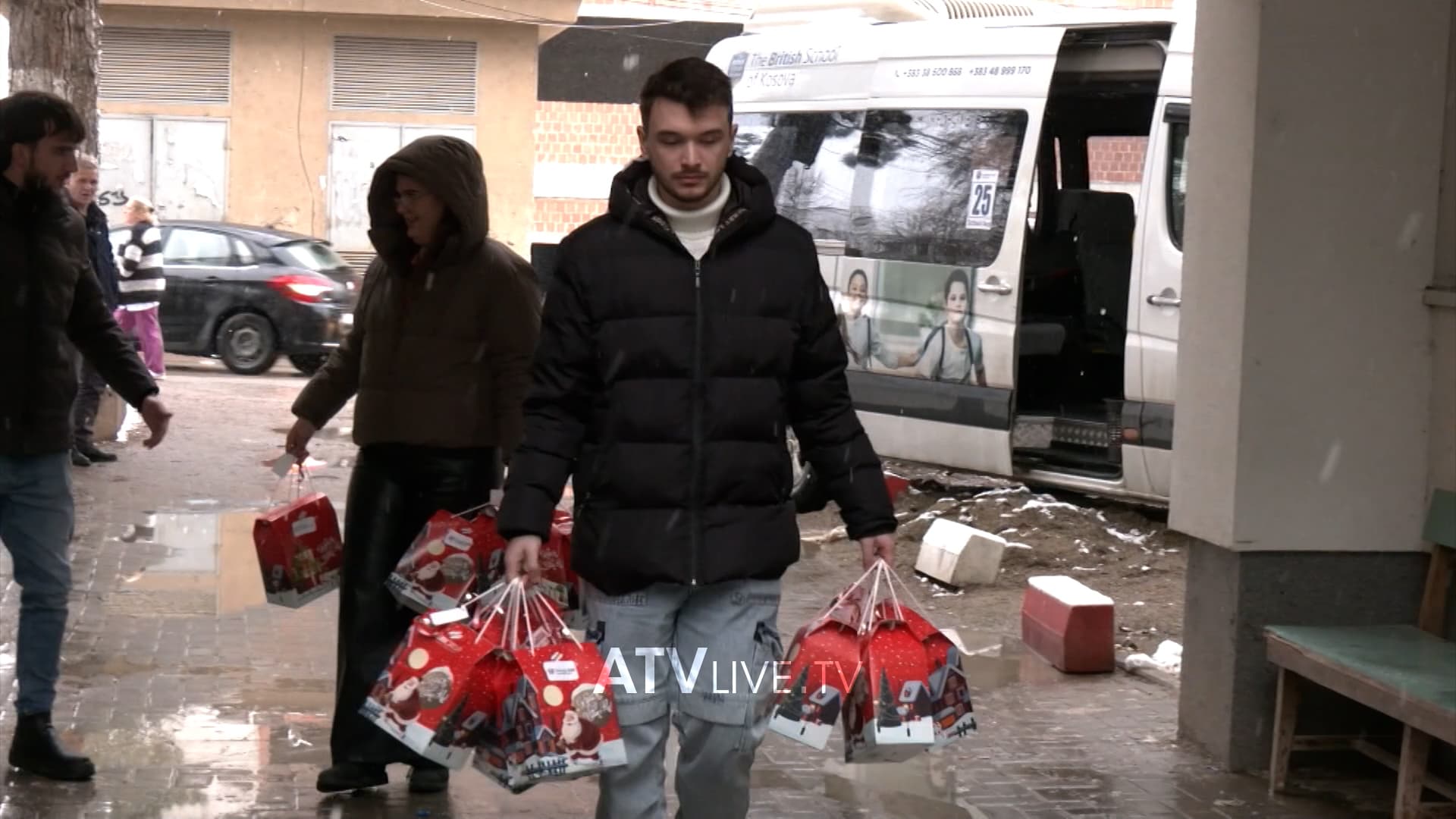 Studentët e kolegjit AAB, gëzojnë fëmijët për festat e fundvitit