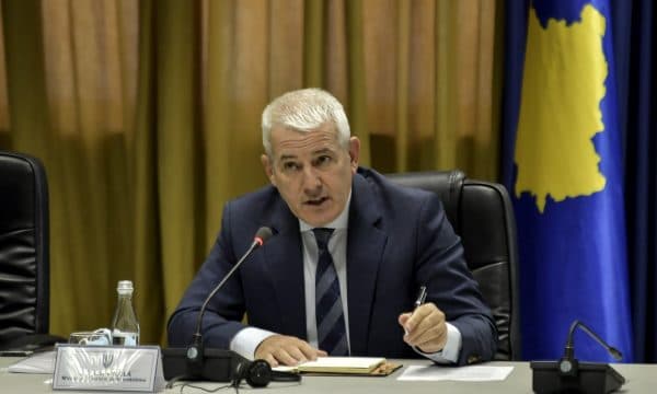 Sveçla mbetet pa dhurata për ambasadorët, anulohet tenderi – kjo është arsyeja