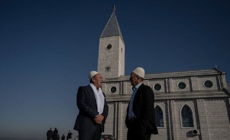 The New York Times shkruan për të konvertuarit në të krishterë në Kosovë