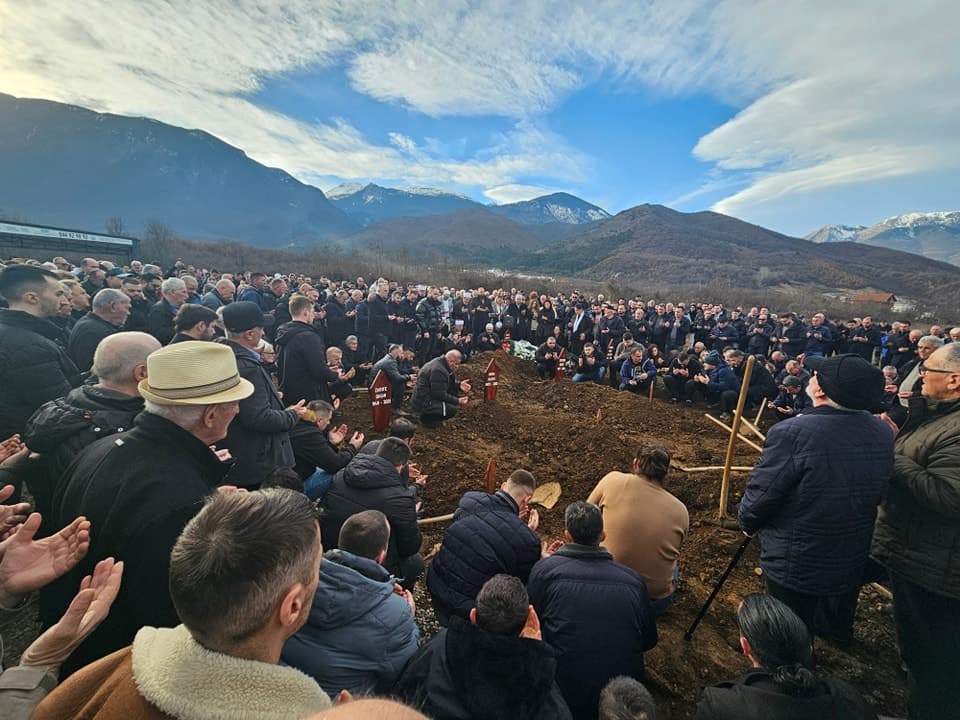 Varrosen tre anëtarët e familjes Gashi nga Peja, që humbën jetën të dielën në një aksident trafiku në rrugën Mitrovicë – Prishtinë