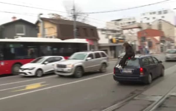 ​Vetura përplas studenten 20-vjeçare në Serbi