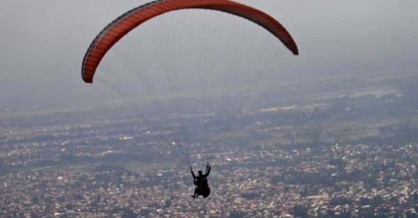 Humb jetën një person pasi u lëndua gjatë manovrimit me paragllajd
