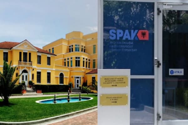 ​Pezullimi i fondeve mbështetëse, urdhri i Trump prek edhe SPAK-un e GJKKO-në
