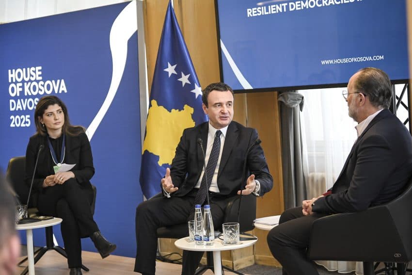 Kurti bashkëbisedoi me ekonomistin nga Universiteti i Harvardit, Ricardo Hausmann, në Shtëpinë e Kosovës në Davos