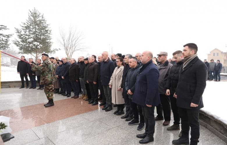 Në 26-vjetorin e rënies, përkujtohen heroi Kaçiku dhe Jashari