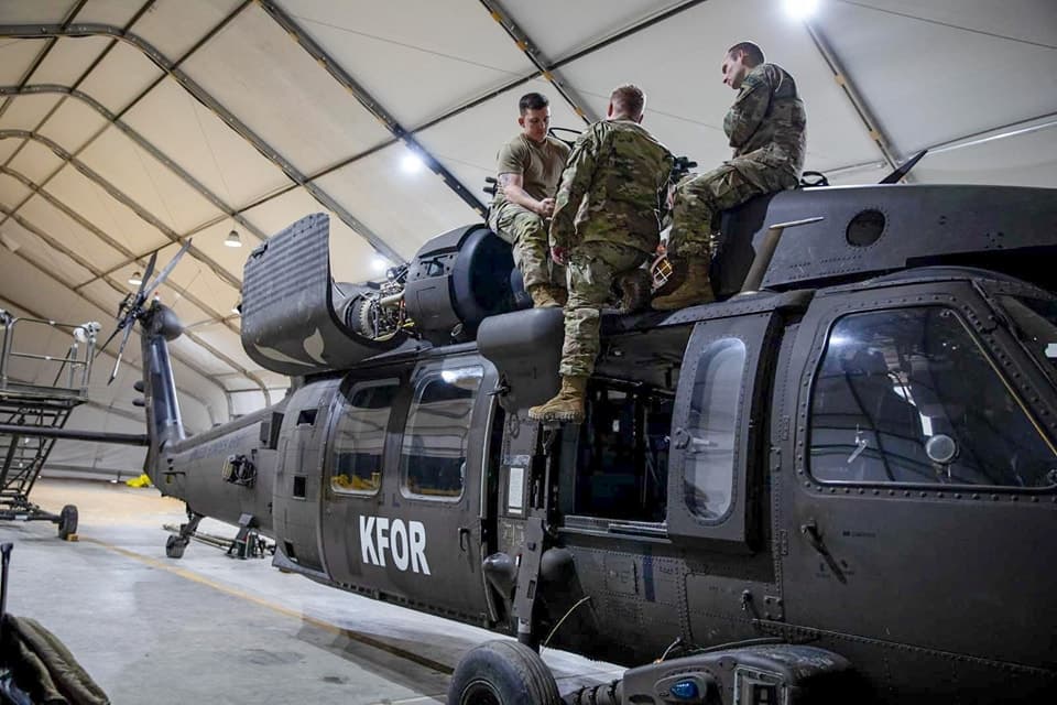 KFOR njofton se ushtarët e aviacionit amerikan po mirëmbajnë helikopterët UH-60 Black Hawk