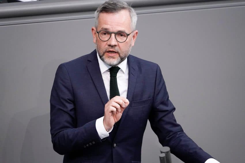 Roth për protestat në Serbi: Të qëndrojmë për liri dhe demokraci