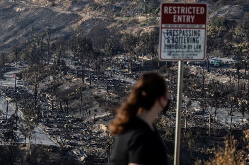 Vendi në flakë prej ditësh, rreth 35,000 shtëpi e biznese mbesin pa energji elektrike në Los Angeles